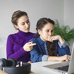 Ratgeber digitales Lernen - Mutter mit Tochter
